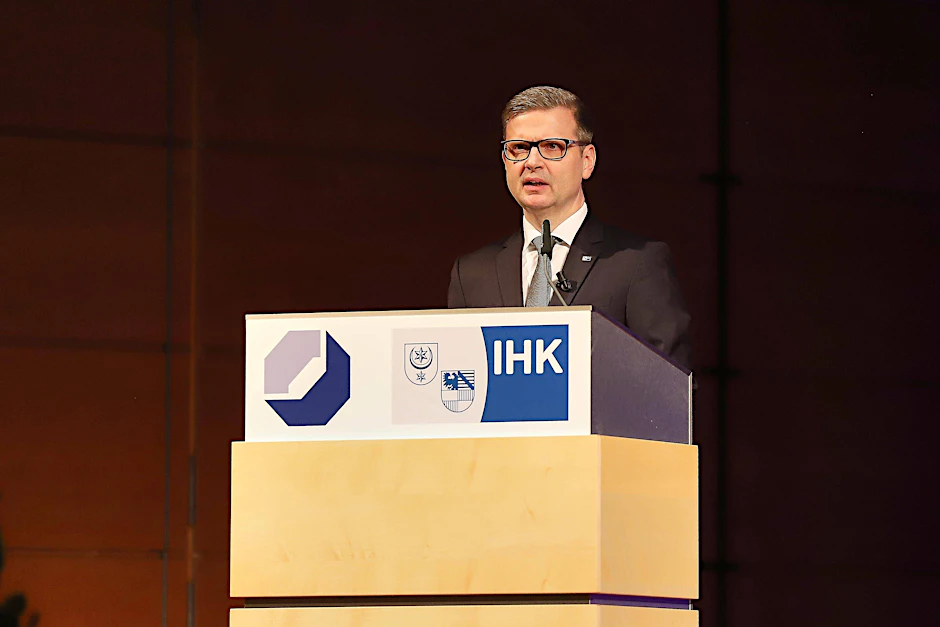 Laut Sascha Gläßer, dem Chef der IHK Halle-Dessau, führt die Fixierung auf starre Altersgrenzen beim Renteneintrittsalter in eine Sackgasse.