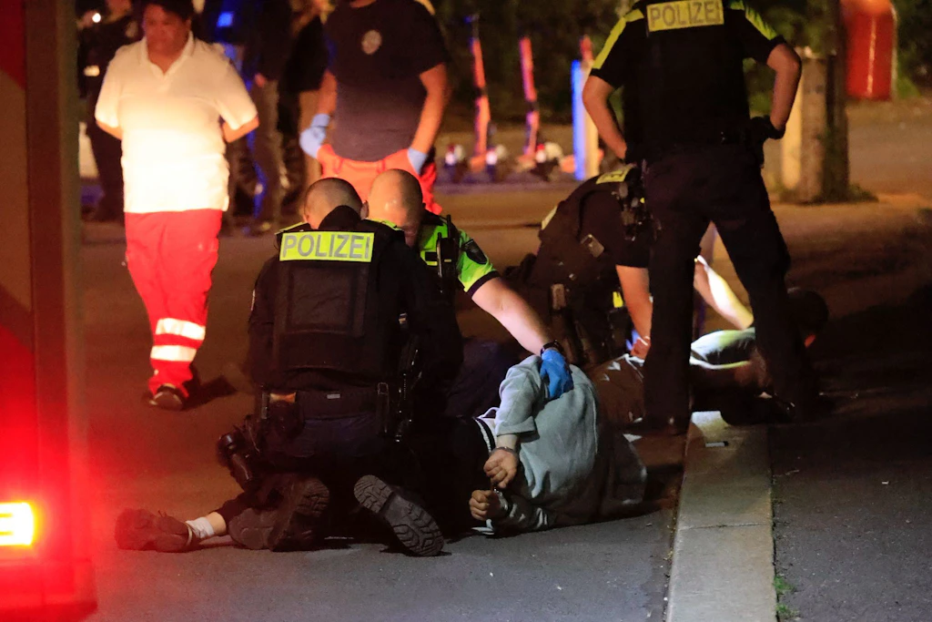 Am S-Bahnhof Jungfernheide fixieren Polizisten Festgenommene am Boden.