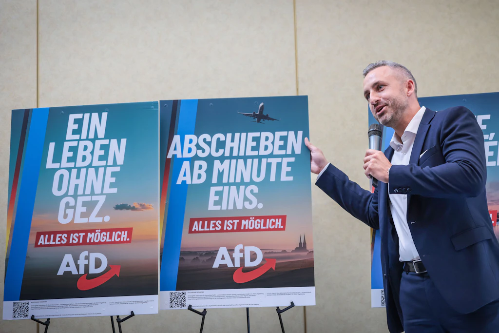 Ulrich Siegmund, Spitzenkandidat der AfD Sachsen-Anhalt, präsentiert während einer Pressekonferenz AfD-Plakate zur Landtagswahl.