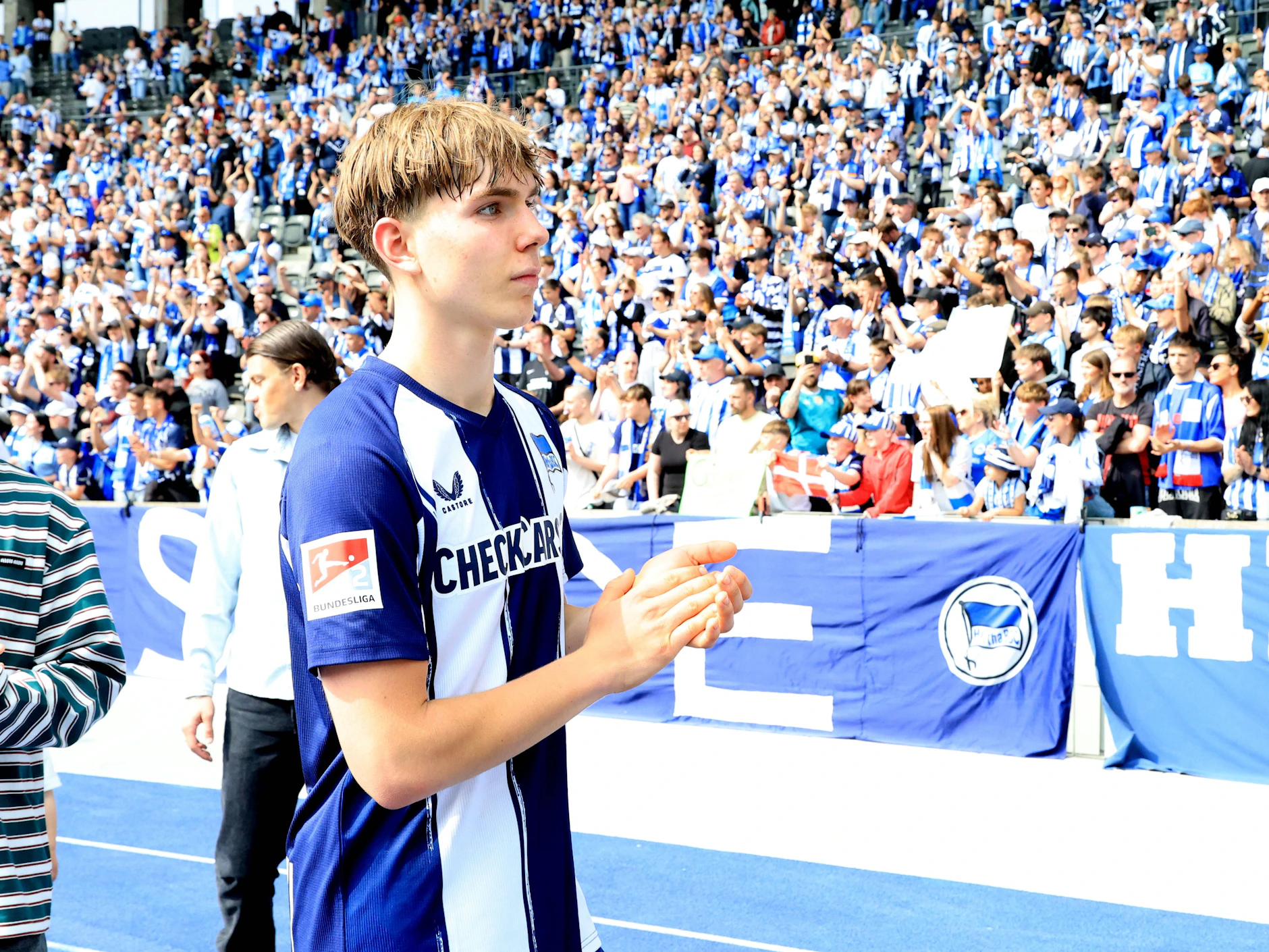 Kennet Eichhorn in der Ostkurve bei den Fans nach Herthas letztem Heimspiel gegen Fürth. Es sah nach Abschied aus. Bayer Leverkusen will ihn unbedingt.