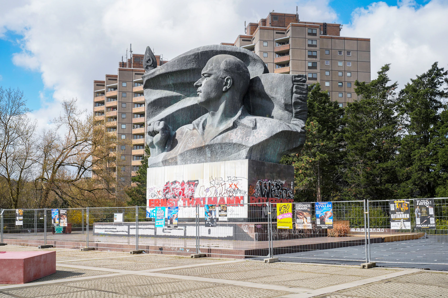 Ein Bauzaun sichert das Ernst-Thälmann-Denkmal an der Greifswalder Straße - und das schon seit Monaten. Warum geht die Sanierung nicht voran?