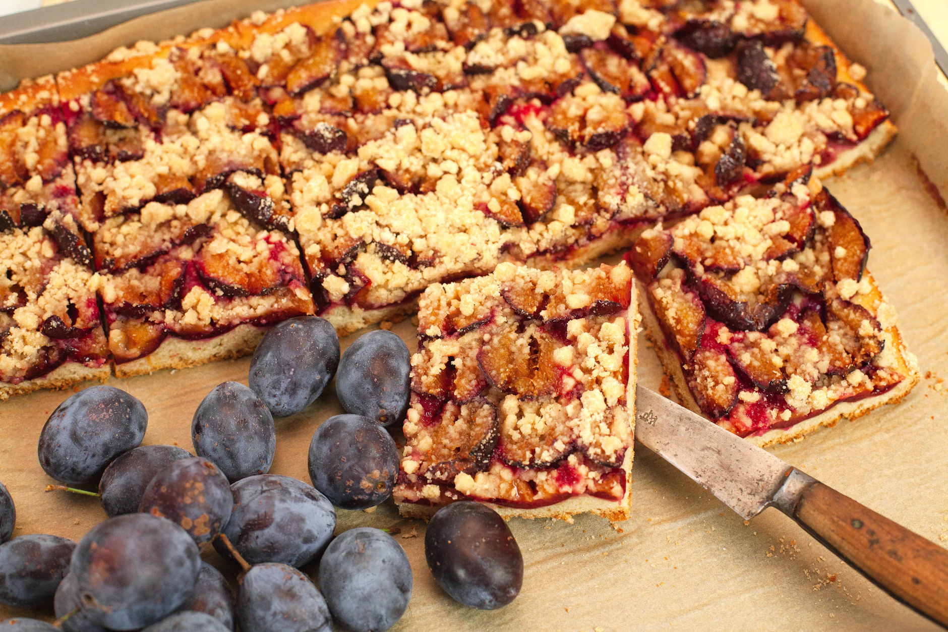 Echter Pflaumenkuchen vom Blech: So sieht Backtradition in Thüringen aus! Auf Festen ist es hier noch üblich, dass richtig viel Kuchen gebacken wird.