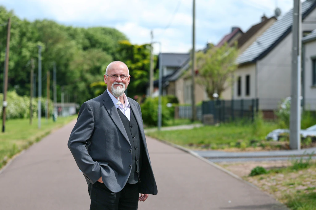 Uwe Arendt (AfD), Kandidat für die Landratswahl im Saalekreis, steht im Dorf Oppin. Der Merseburger muss noch in die Stichwahl gegen den Kandidaten der CDU.