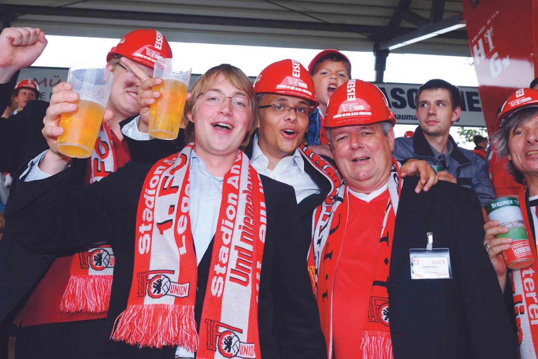 08. Juli. 2009: Eröffnungsspiel des Stadions An der Alten Försterei, für die 2000 Stadionbauer gab es als Erinnerung einen roten Bauhelm mit der Aufschrift Stadionbauer, einige kamen mit Anzügen.