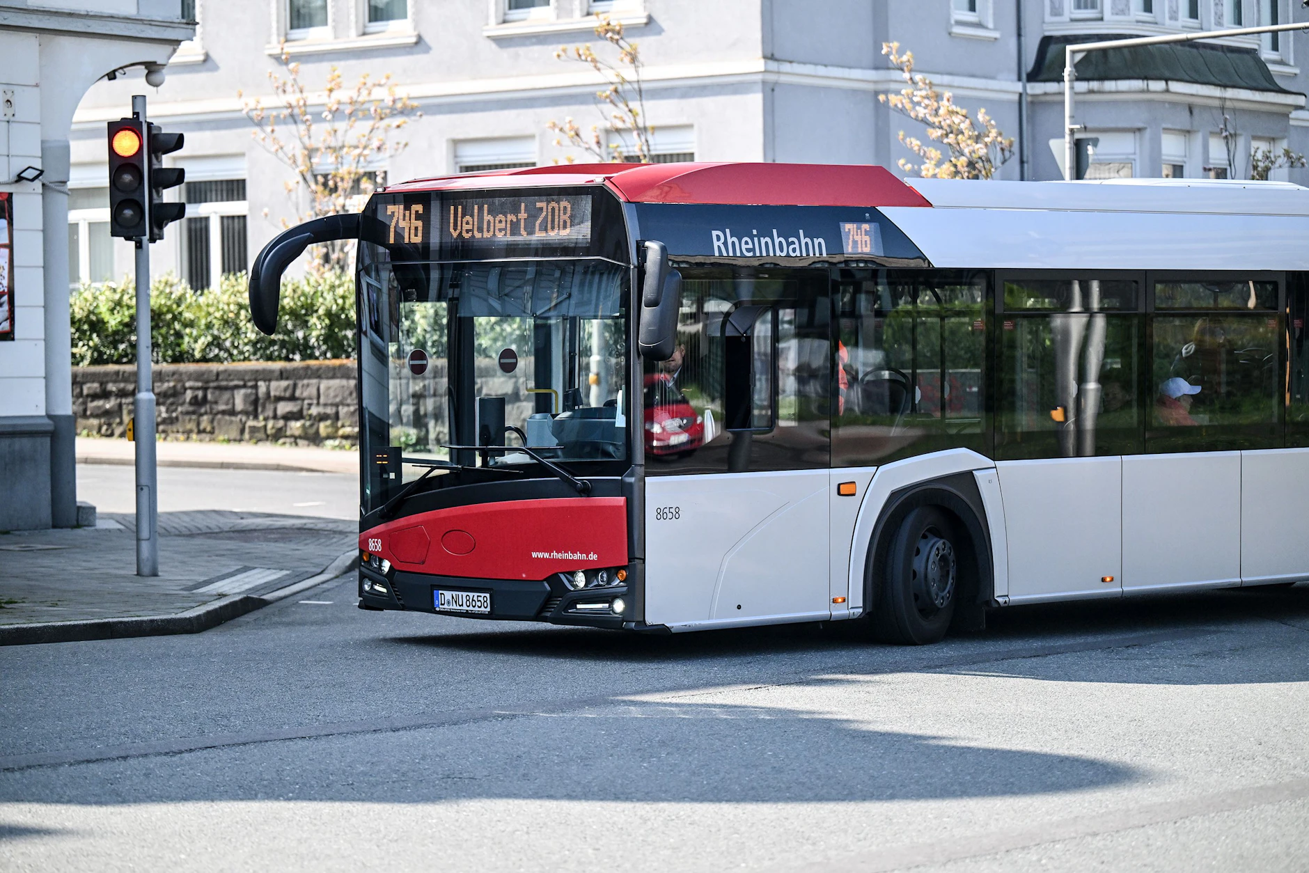 Symbolbild: Ein Busfahrer hat vor Gericht gegen seinen Arbeitgeber verloren. Seine AU wurde in dem Fall nicht akzeptiert.