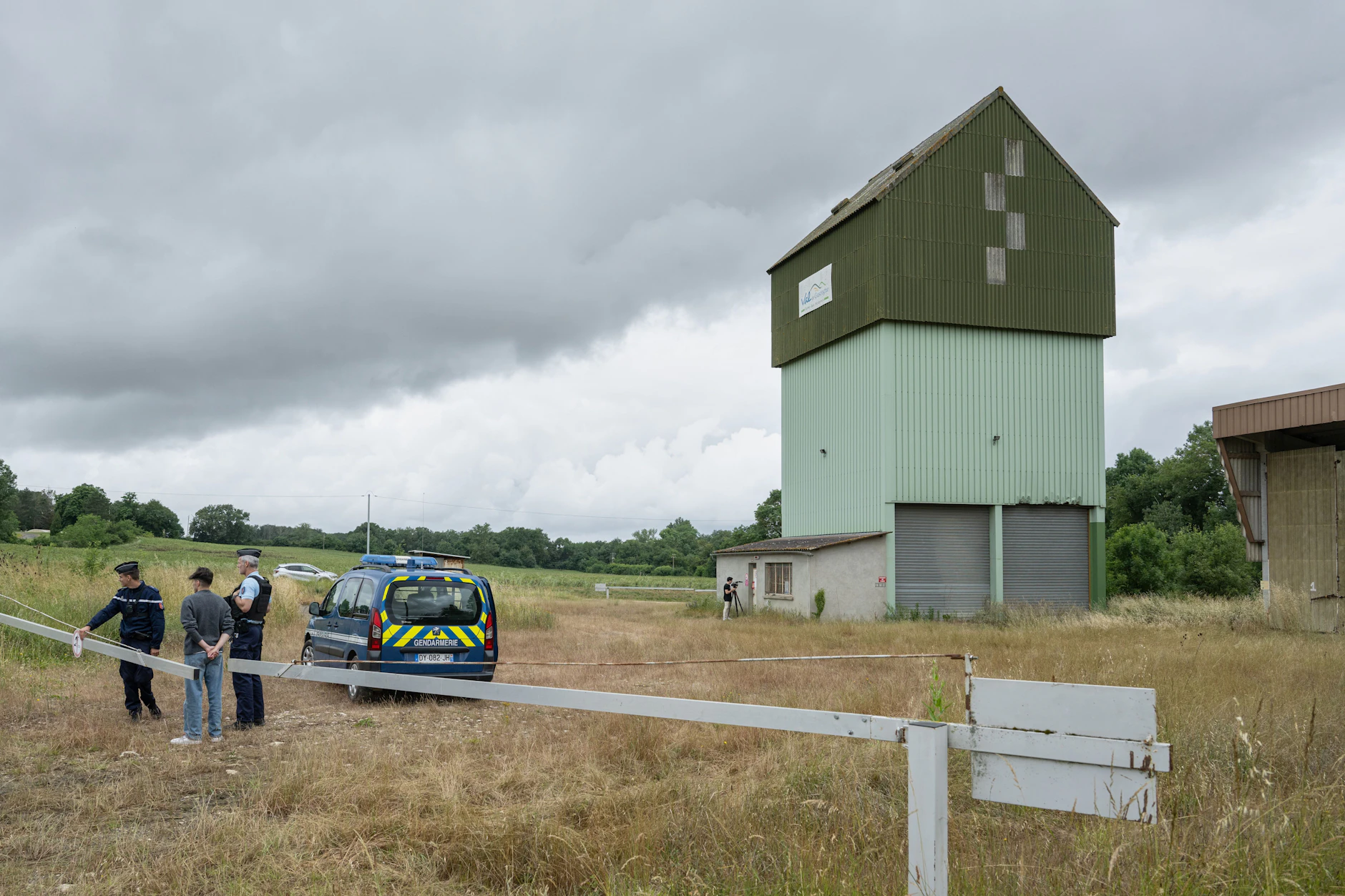 Französische Polizisten bewachen ein stillgelegtes Silo im südfranzösischen Ort Puycasquier. Hier wurde die Leiche der elfjährigen Lyhanna gefunden.