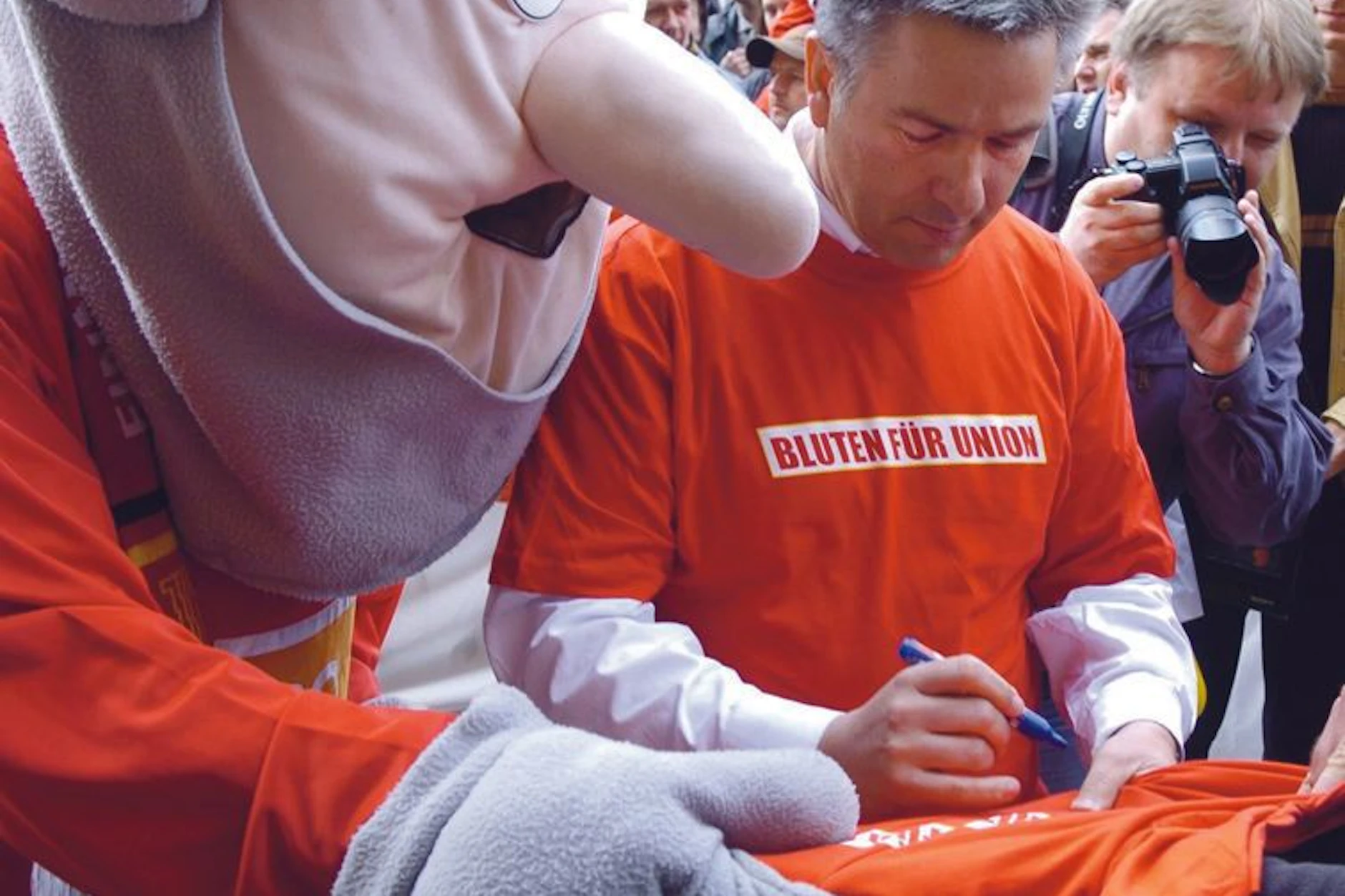 14. Mai 2004: Der Regierende Bürgermeister Klaus Wowereit macht bei „Bluten für Union“ mit.