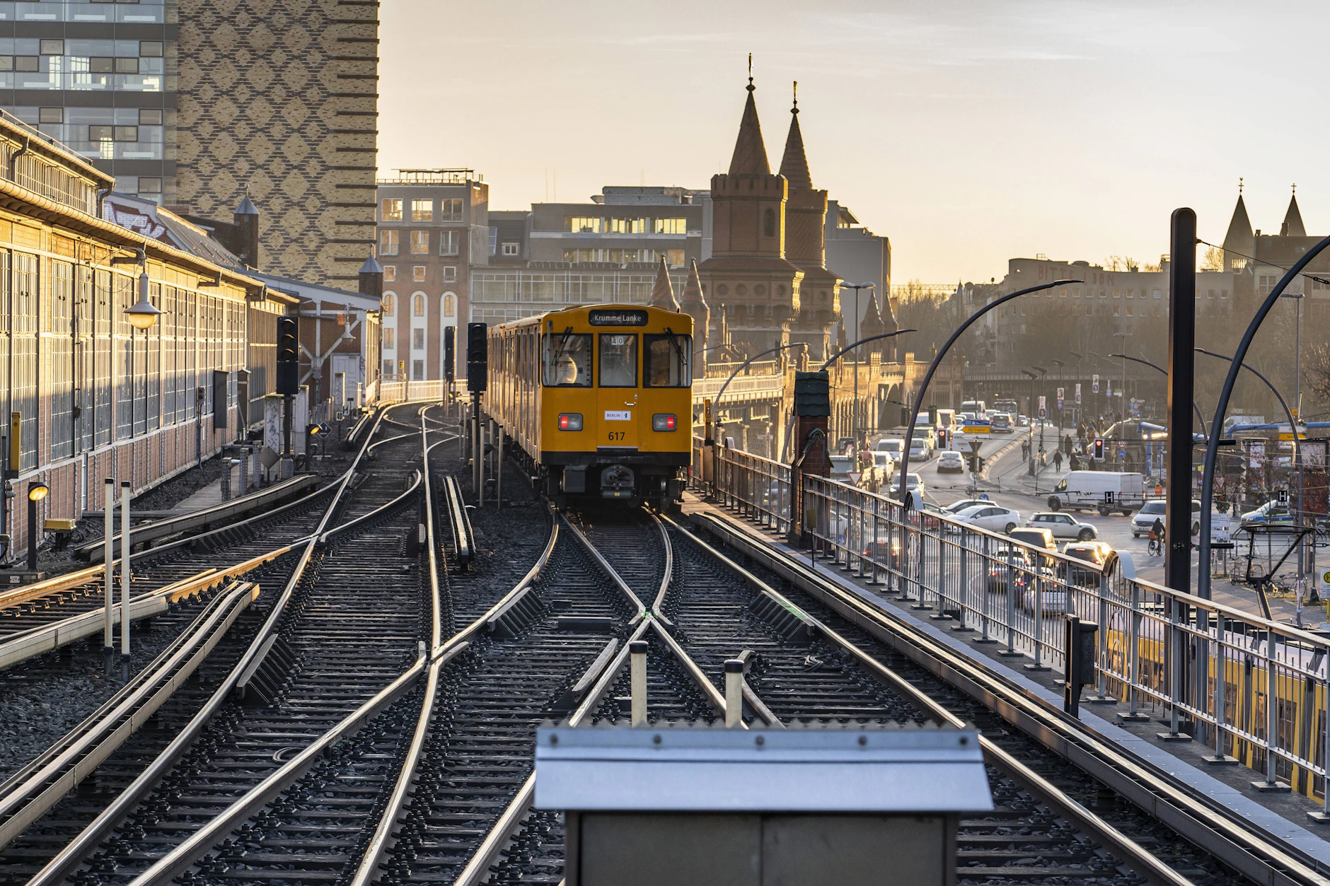 Eine U-Bahn am Bahnhof Warschauer Straße. Hier verkehren U-Bahnen der Linie U1 und U3 mal wieder unregelmäßig.