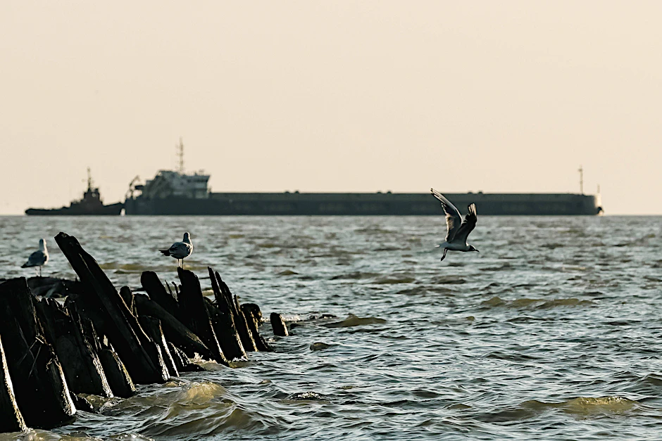 Ein Frachtschiff vor Jeisk