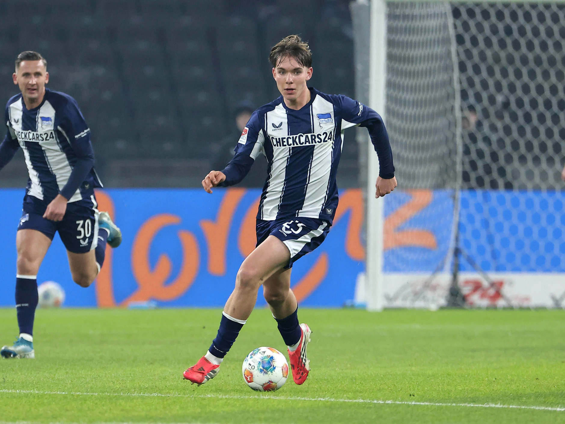 Hertha-Wunderkind Kennet Eichhorn streichelt den Ball bei seinen Sololäufen und den magischen Blick beim Passspiel.