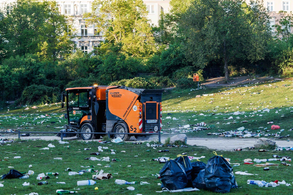 Berliner Parks nach 1. Mai-Technopartys schwer beschädigt – Bezirke bleiben auf Kosten sitzen