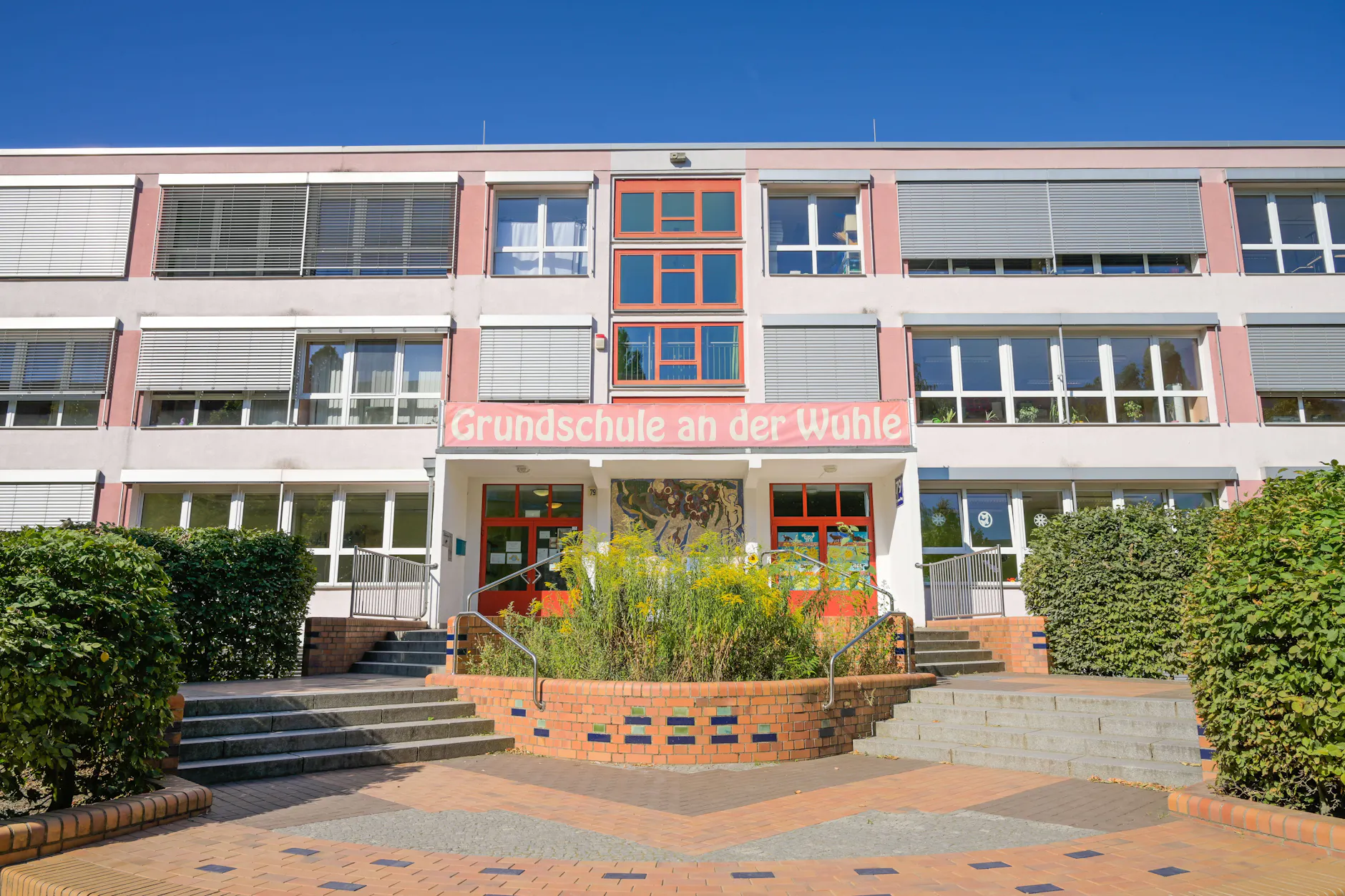 Die Grundschule an der Wuhle auf dem Teterower Ring in Marzahn-Hellersdorf. Der Lehrerverband warnt, dass der Unterricht in dem Bezirk aktuell leidet.