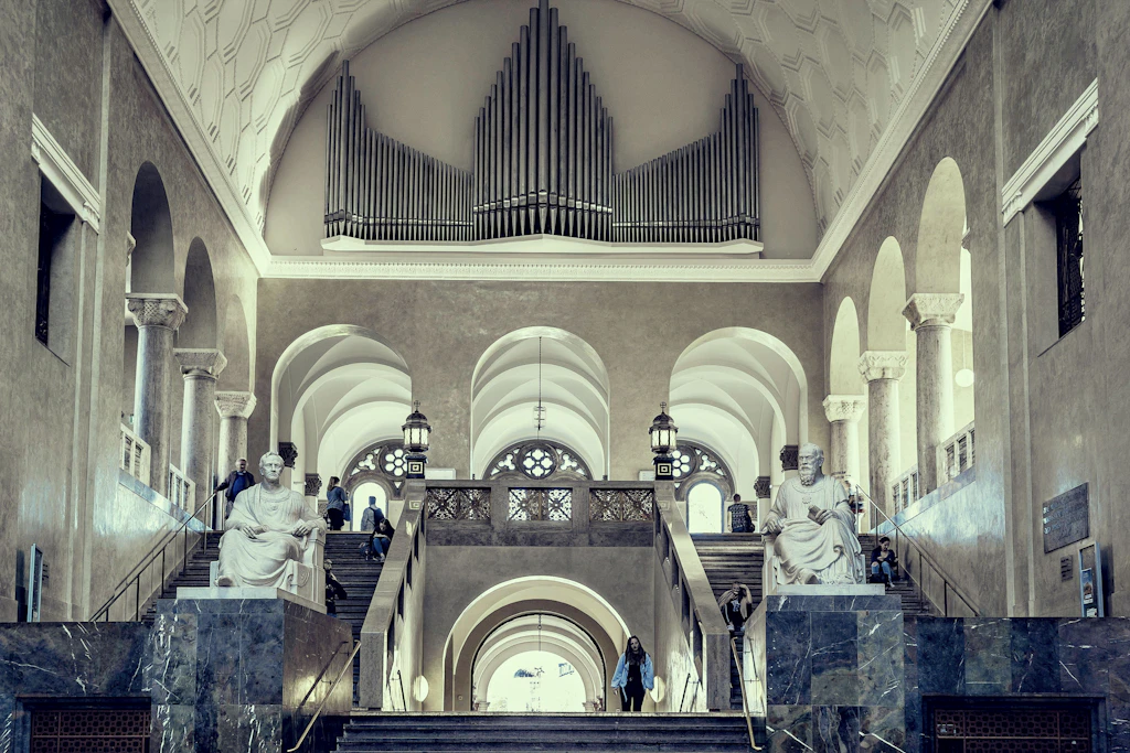 „Kontaktschuld ist nicht nur der Tod des Journalismus, sondern auch der Wissenschaft“, sagt Professor Michael Meyen – hier der Lichthof seiner bisherigen Arbeitgeberin, der Universität München, mit der Weiße-Rose-Orgel