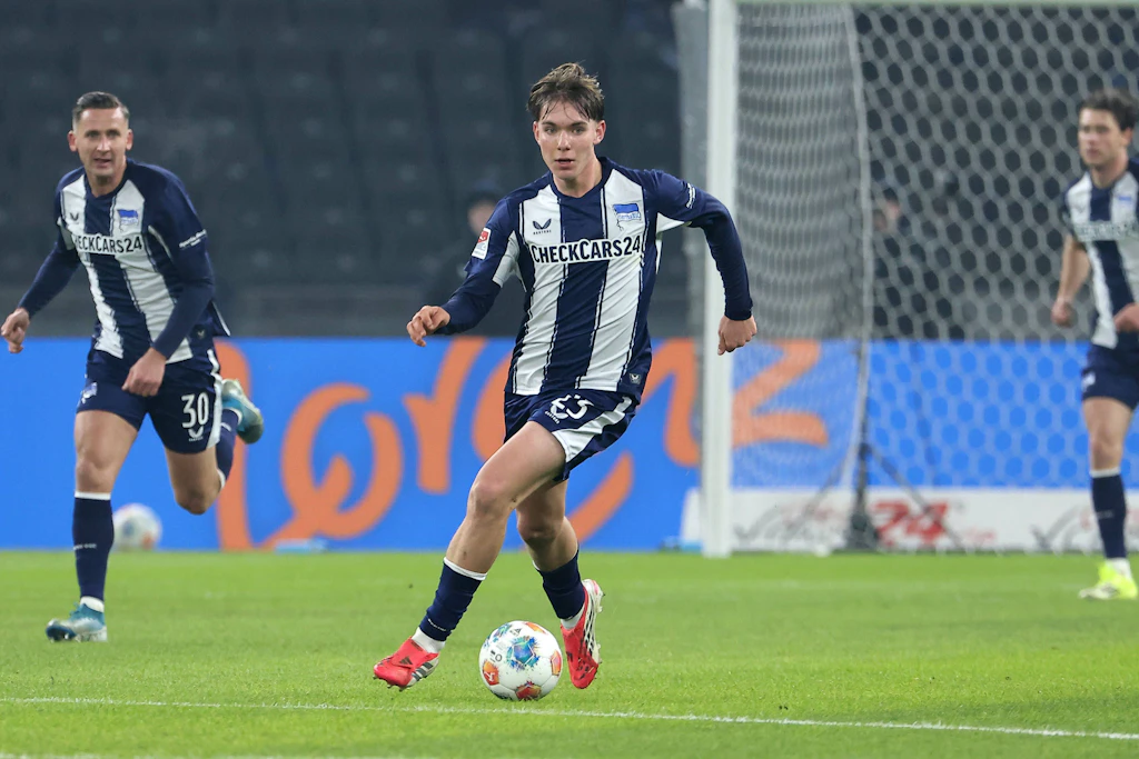 Hertha-Ausnahmetalent Kennet Eichhorn am Ball. Welches Trikotträgt er nächste Saison?, 