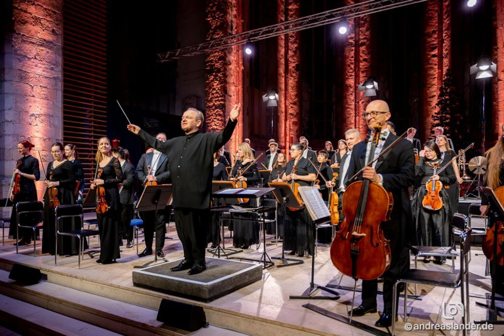 Das Philharmonische Orchester Győr - eines der führenden Klangkörper Ungarns mit internationalem Renommee - unter der Leitung von Maestro Michael Waldemar Maciaszczyk.