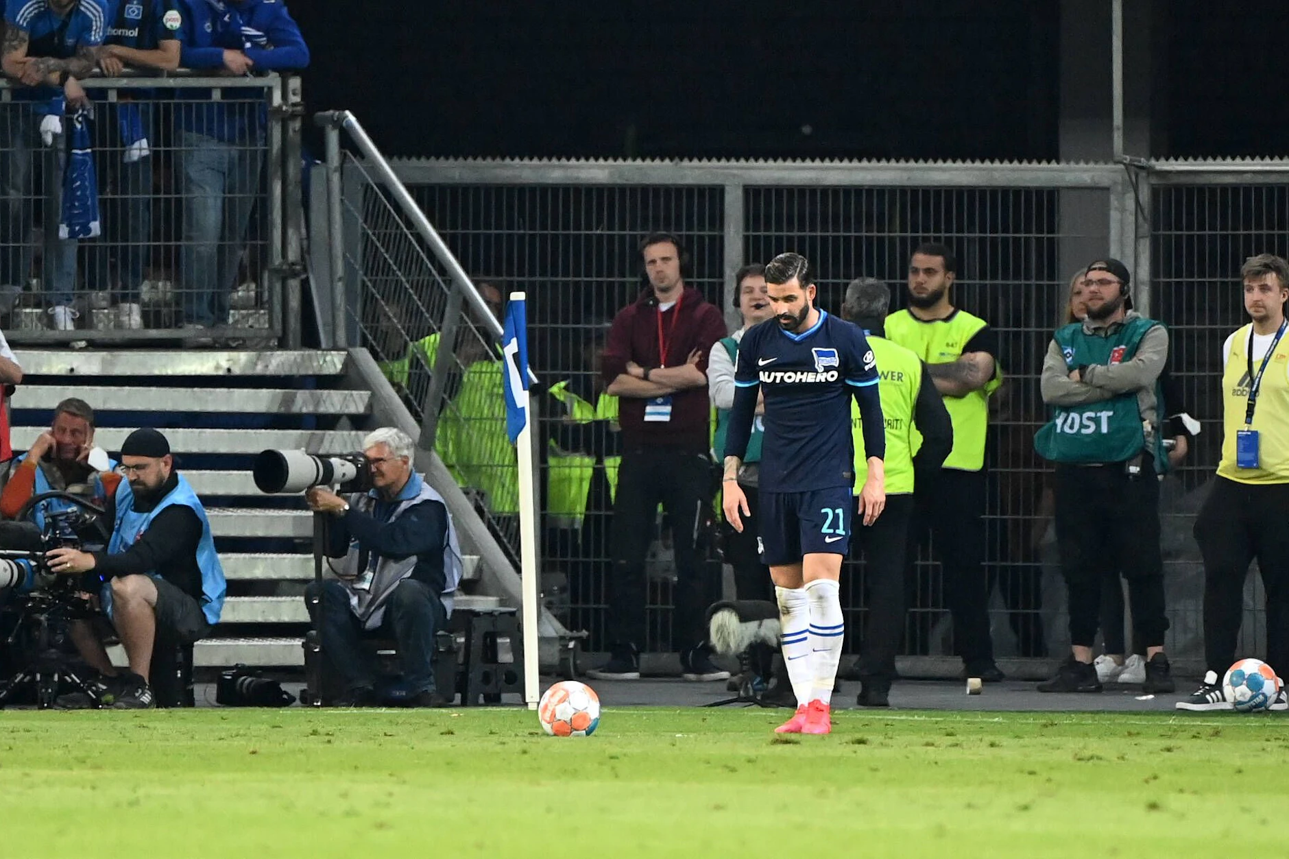 Im Mai 2022 nahm Marvin Plattenhardt im Relegations-Rückspiel beim HSV Maß. Sein Freistoßtor zum 2:= bedeute für Hertha BSC den Klassenerhalt.