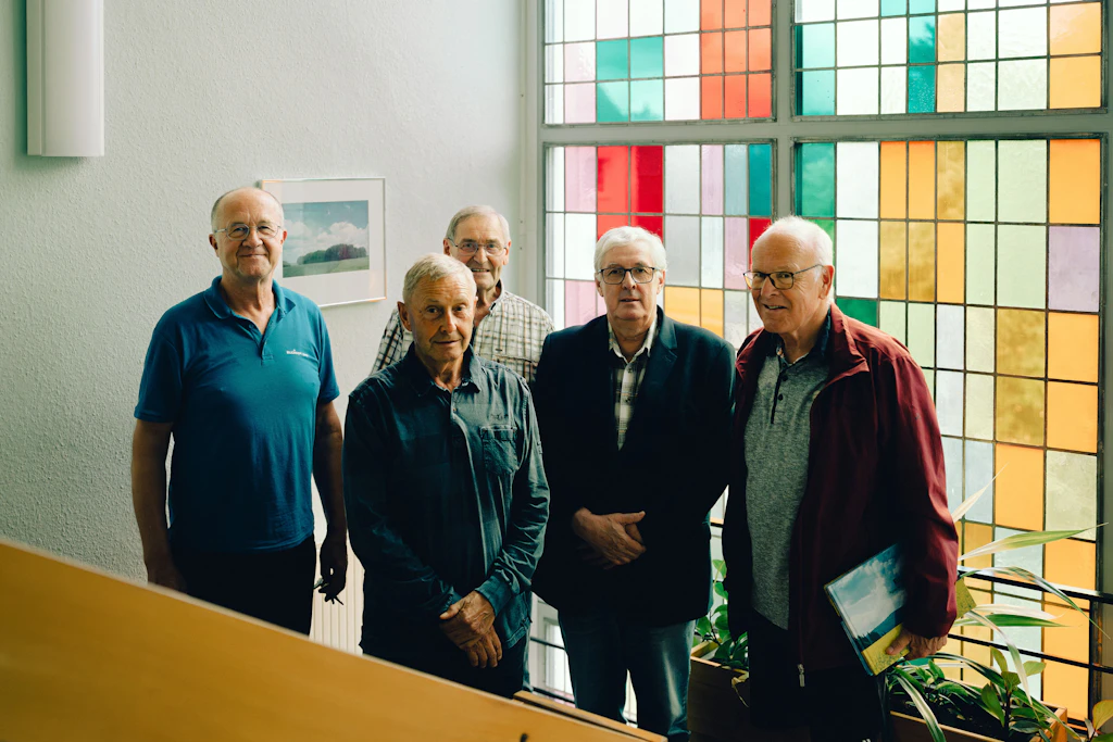 Vorstand Dr. Udo Weber (l.) und Aufsichtratchef Jens Rockstroh (4.v.l)&nbsp; mit Mitgliedern des Ältestenrates: Sie fühlen sich dem Unternehmen seit DDR-Zeiten verbunden.