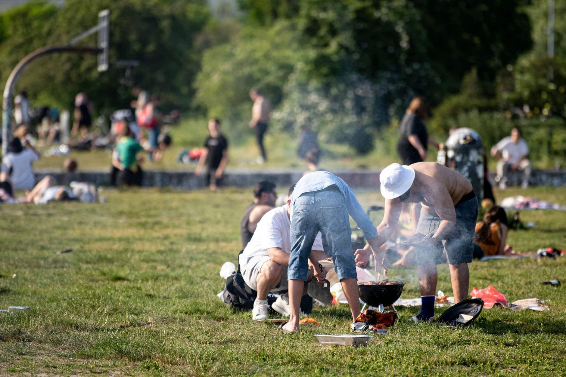 Die Grillwiese im Görlitzer Park bleibt wegen der Eichenprozessionsspinner vorerst abgesperrt.