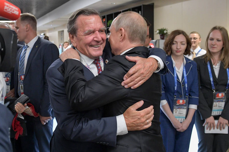 Kreml: Putin traf Gerhard Schröder zu Vier-Augen-Gespräch in Moskau