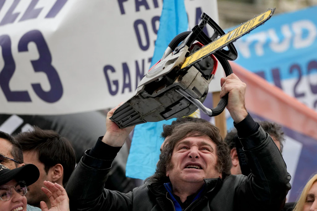 Kettensägenpolitik: Argentiniens Präsident Javier Milei streicht den Staat radikal zusammen.