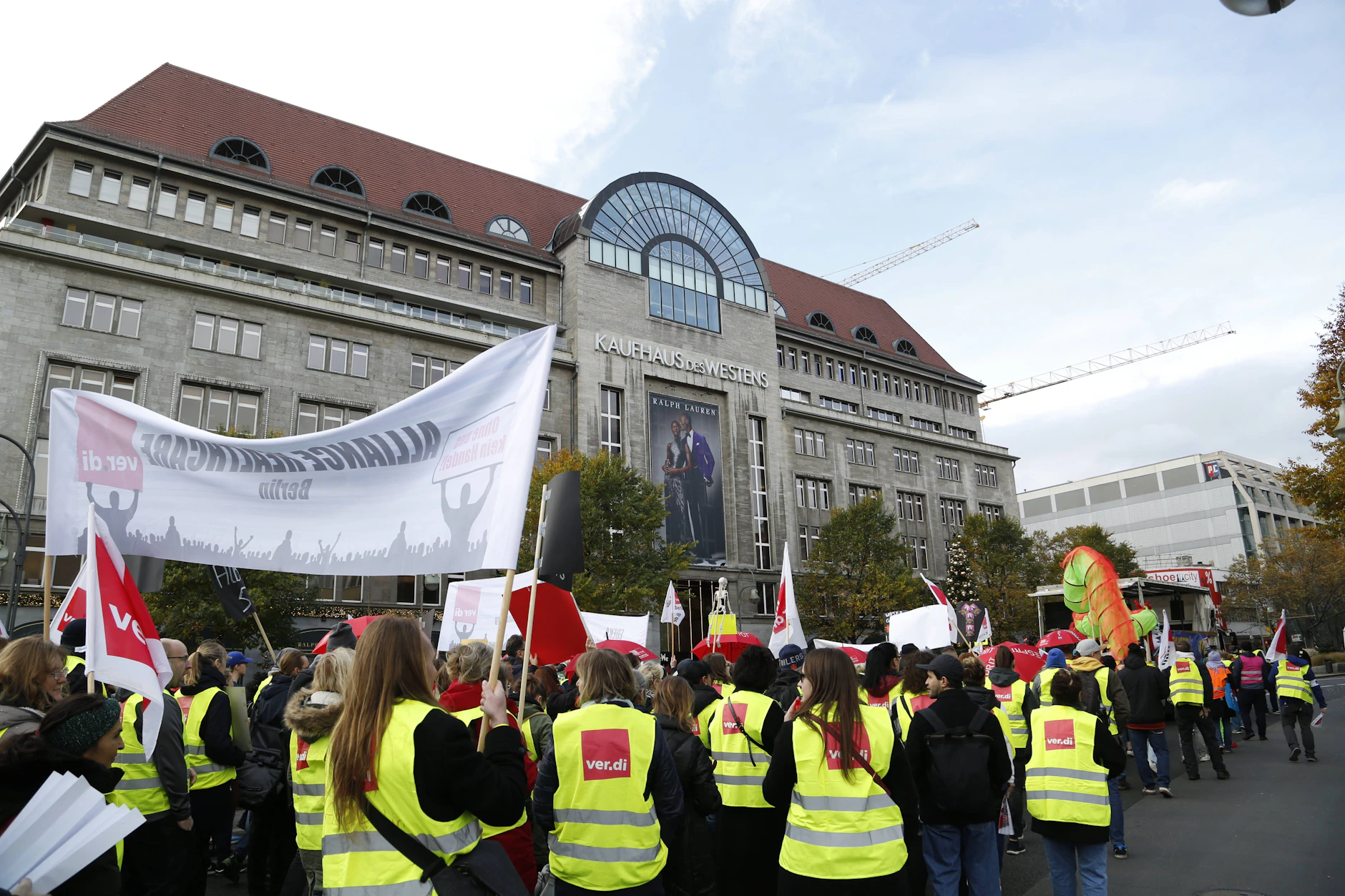 Archivbild von 2023: Kundgebung von Verdi bezüglich mehr Rechten für Arbeitnehmer im Einzelhandel am Wittenbergplatz.
