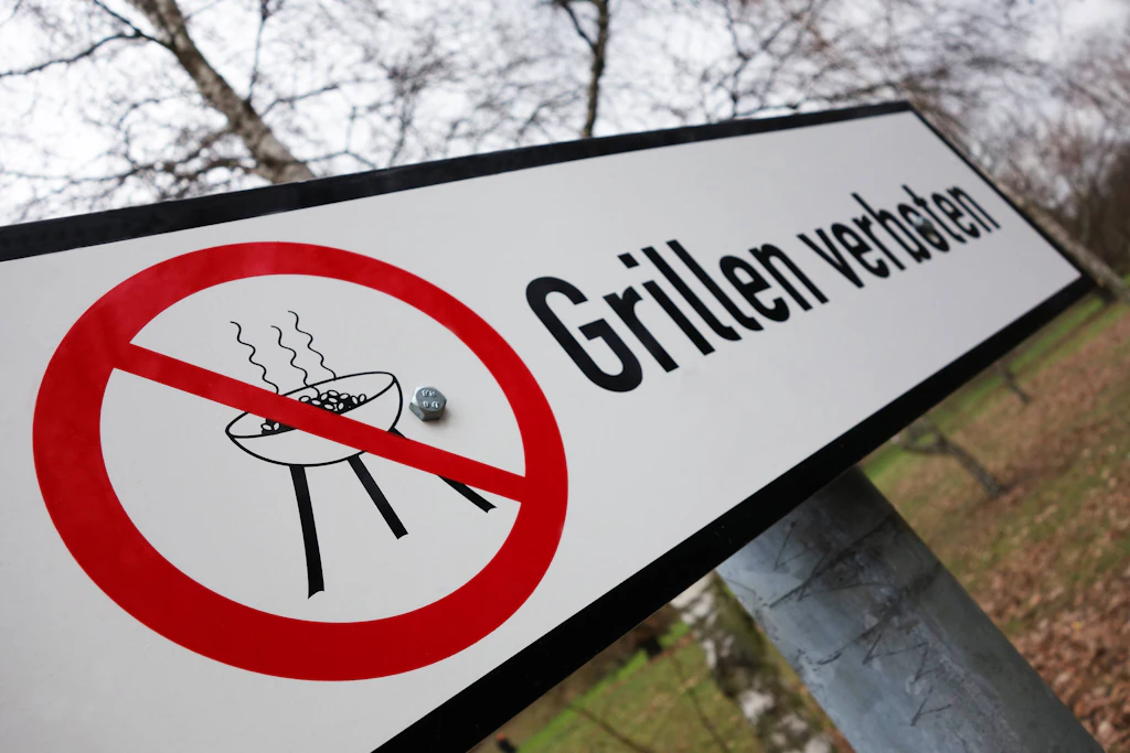 Grillen verboten – das gilt für fast alle öffentlichen Orte der Stadt. Bei Verstößen drohen Strafen im vierstelligen Bereich.