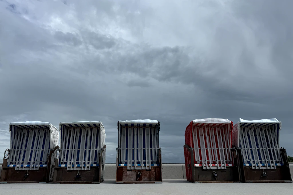 Von der Nordsee her kommend ziehen heute dichte Regenwolken über den Norden und die Mitte Deutschlands.