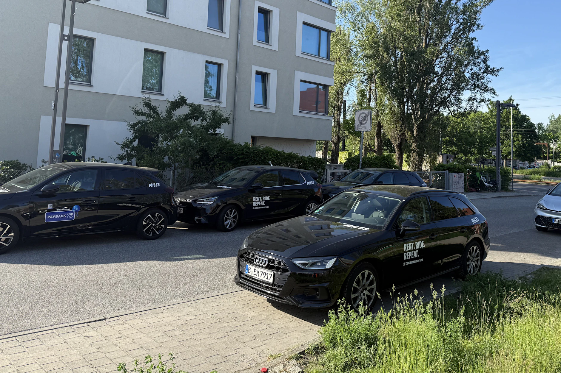 Bis zur Hauptstraße sind die Parkplätze von Carsharing-Autos belegt.