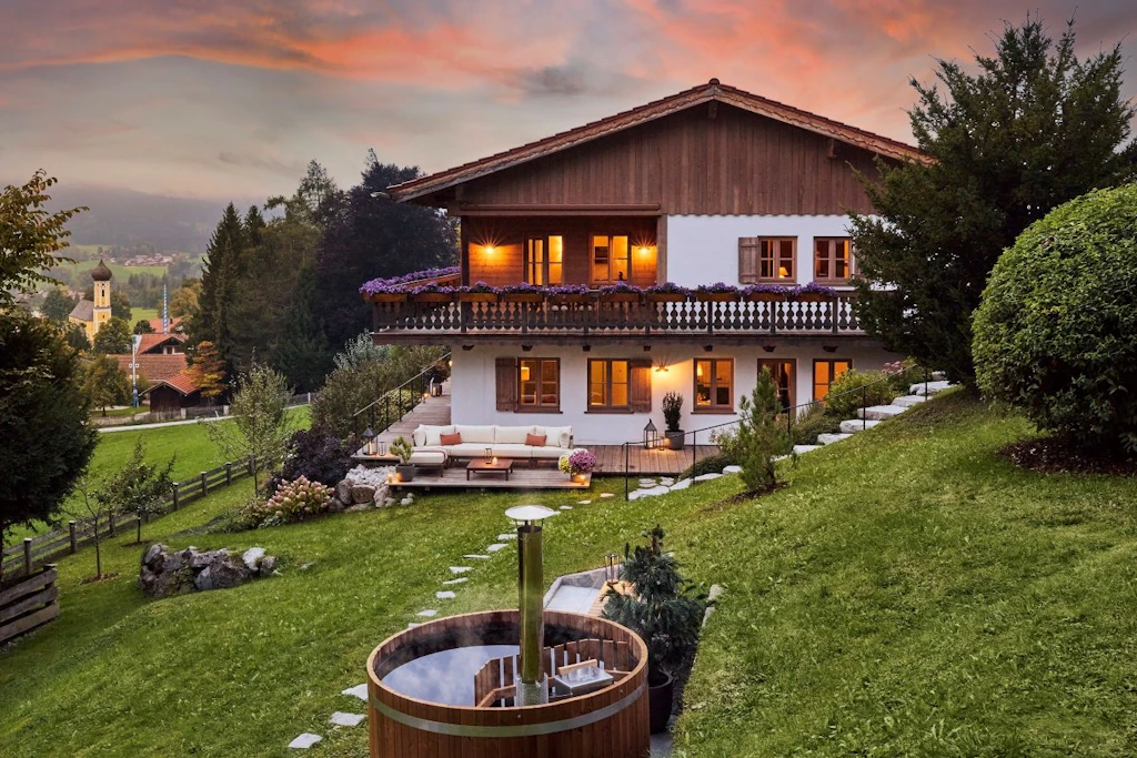 Jürgen Möllenhoff (59) und seiner Lebensgefährtin Meike (67) gewannen dieses Traumhaus in Oberbayern. Nun wollen sie es wieder loswerden.