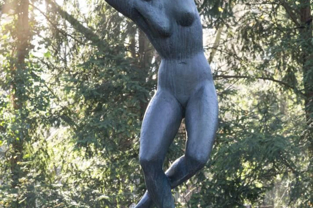 Georg Kolbe: „Tänzerinnen-Brunnen“, 1922, Bronze/Travertin (Ausschnitt)