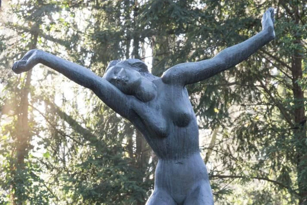 Georg Kolbe: „Tänzerinnen-Brunnen“, 1922, Bronze/Travertin (Ausschnitt)