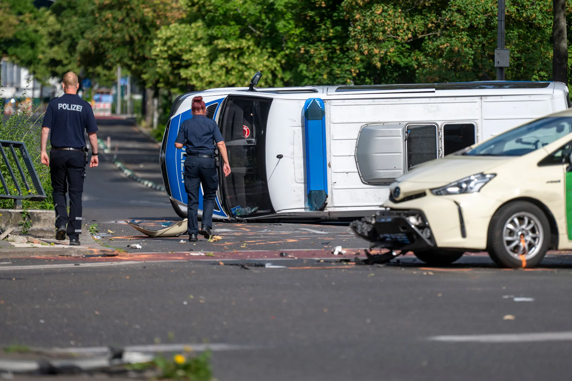Das Polizeiauto und das demolierte Taxi am Unfallort.