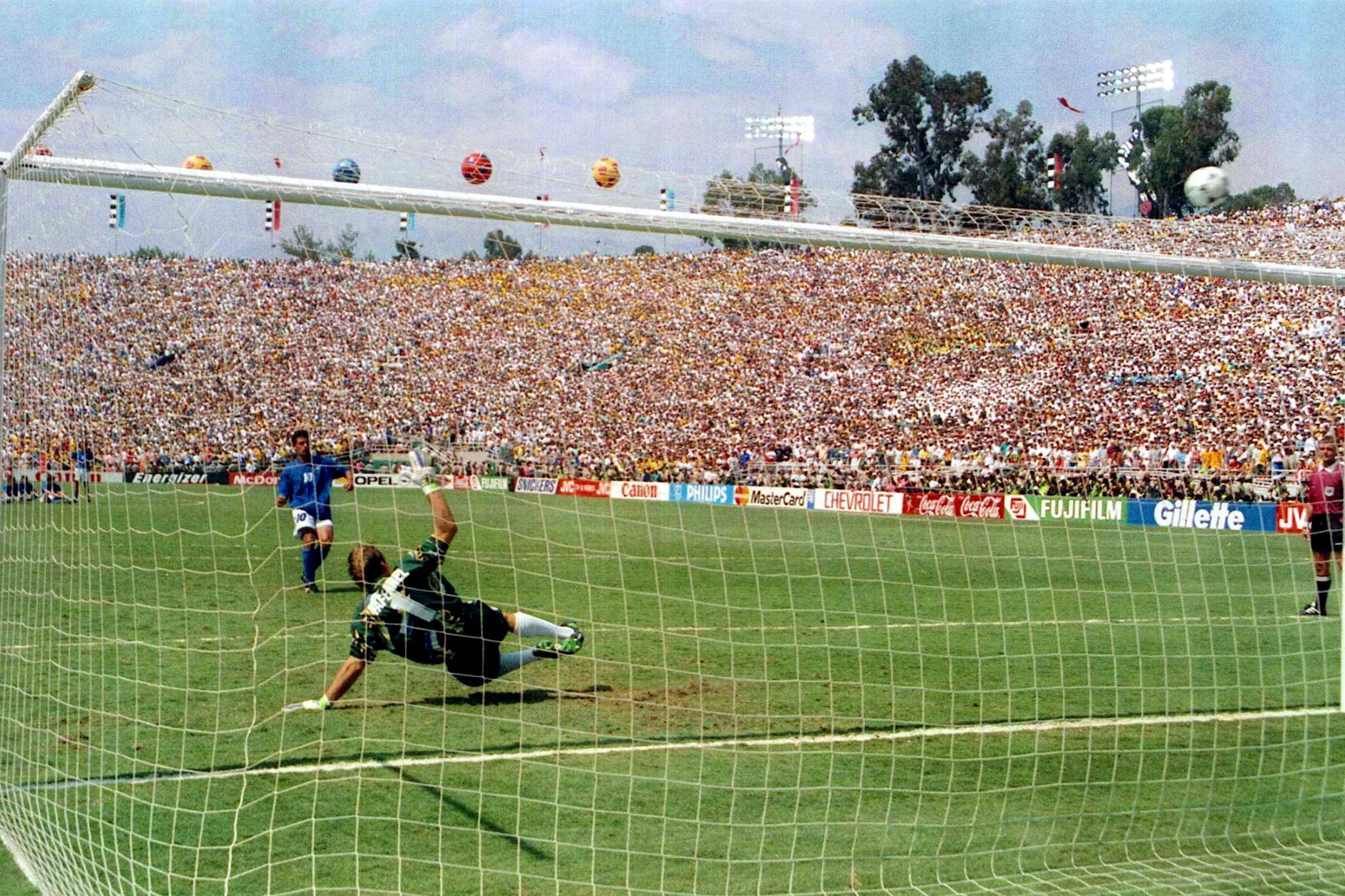 Roberto Baggio verschießt den entscheidenden Elfmeter im WM-Finale zwischen Brasilien und Italien im Rose-Bowl-Stadion in Pasadena, Kalifornien. Brasilien wird damit Weltmeister.