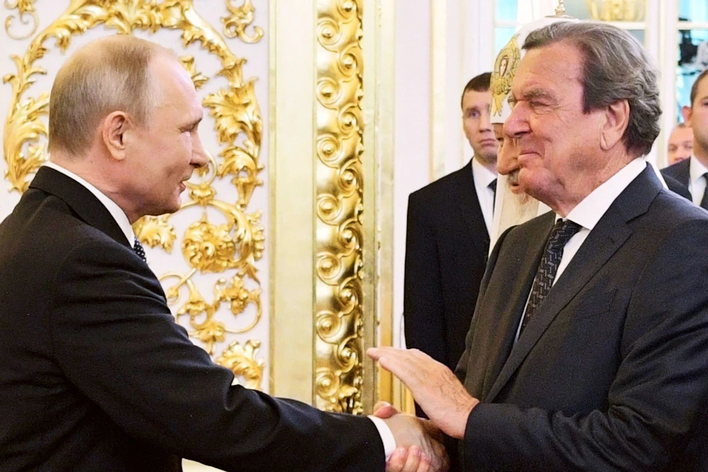 Ex-Bundeskanzler Gerhard Schröder und Kremlchef Wladimir Putin hatten nach russischen Angaben ein Vieraugengespräch.