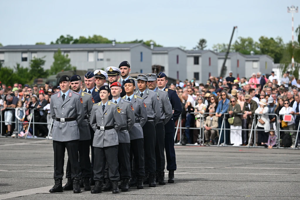 Soldaten der Bundeswehr nehmen am „Tag der Bundeswehr“ an einem Beförderungsappell für Offiziersanwärter auf dem Gelände der Universität der Bundeswehr vor Publikum teil.