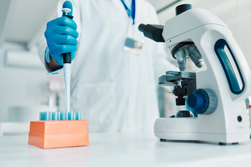 Wissenschaftler im Labor. In Großbritannien wurde ein Vakzin entworfen, das gegen zahlreiche Coronaviren wirken soll.