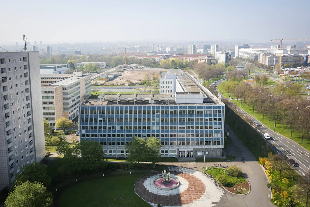 Der frühere Instituts- und Verwaltungskomplex des „Robotron-Zentrums für Forschung und Technik“ in Dresden steht unter Denkmalschutz.