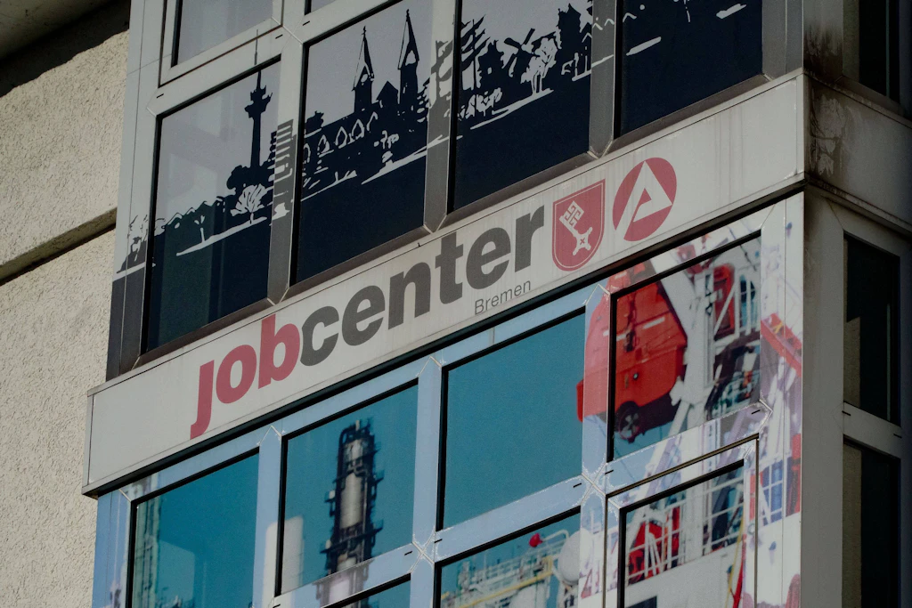 Das Jobcenter in Bremen soll einem Mitarbeiter nach dessen Aussagen in einer ZDF-Doku fristlos gekündigt haben.
