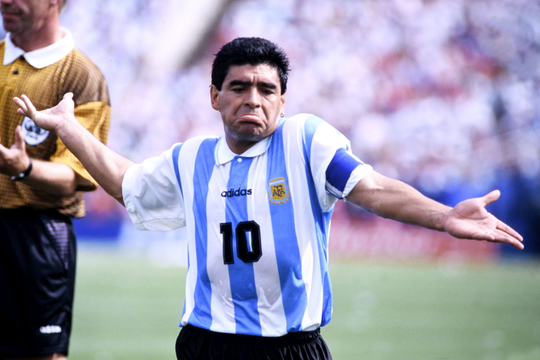 Diego Maradona wird bei der WM 1994 in den USA positiv auf Doping getestet. Danach ist seine Nationalmannschaftskarriere vorbei.