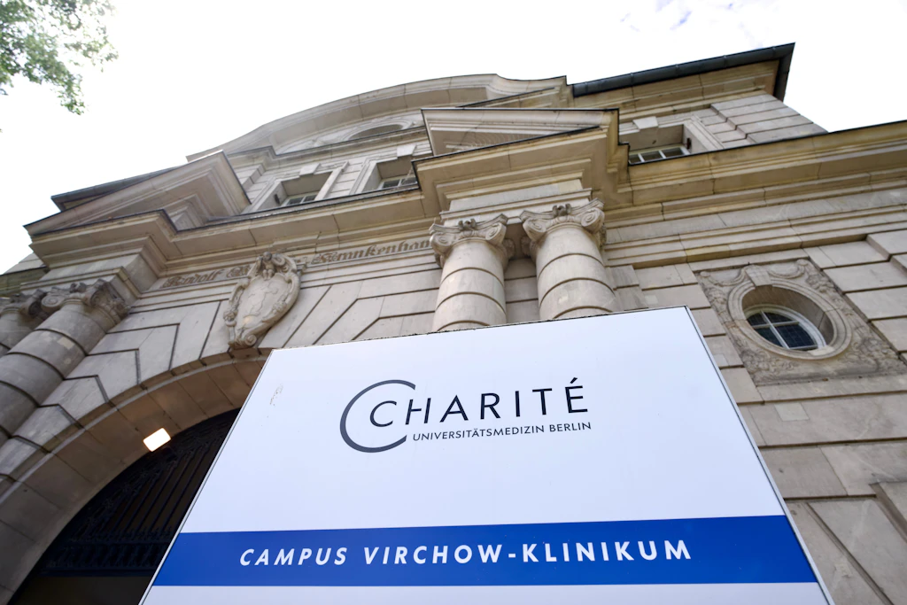 Der Eingang zum Campus Virchow-Klinikum der Charité am Augustenburger Platz