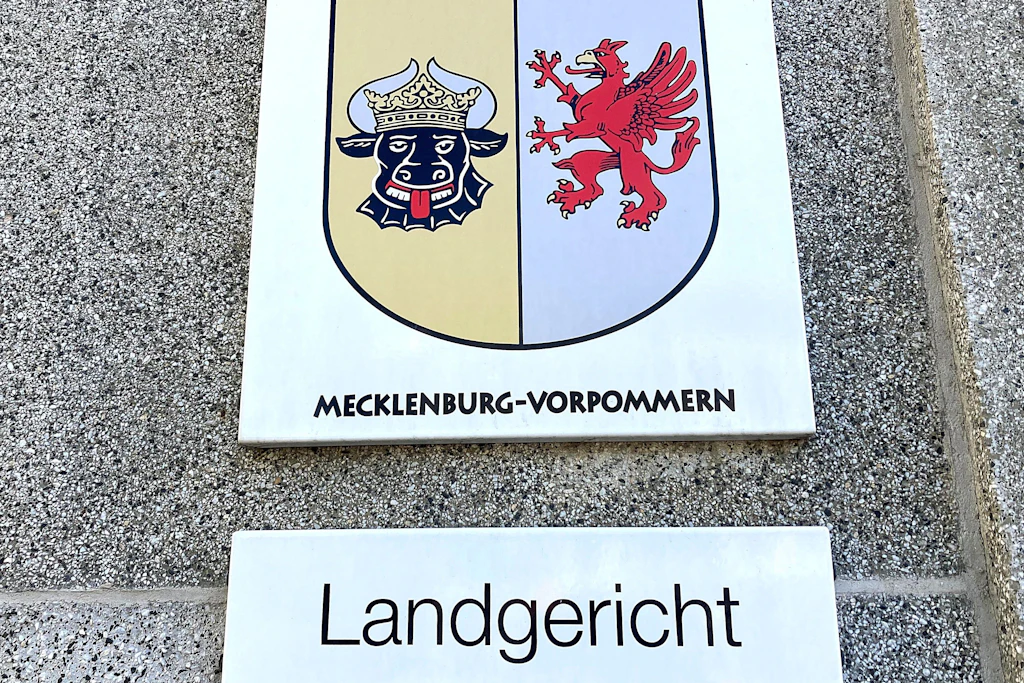 Das Schild am Landgericht in Rostock. Seit dem 28. April findet dort der Prozess zum Fall des ermordeten Fabian aus Güstrow statt.