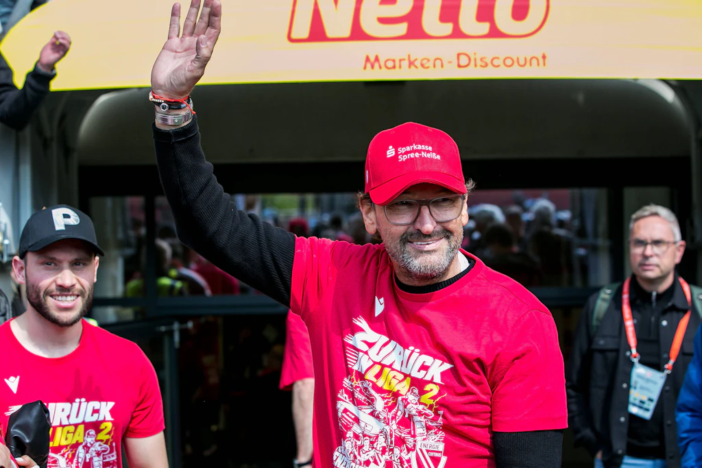 Claus-Dieter Wollitz feierte mit Energie Cottbus die Rückkehr in die 2. Bundesliga.