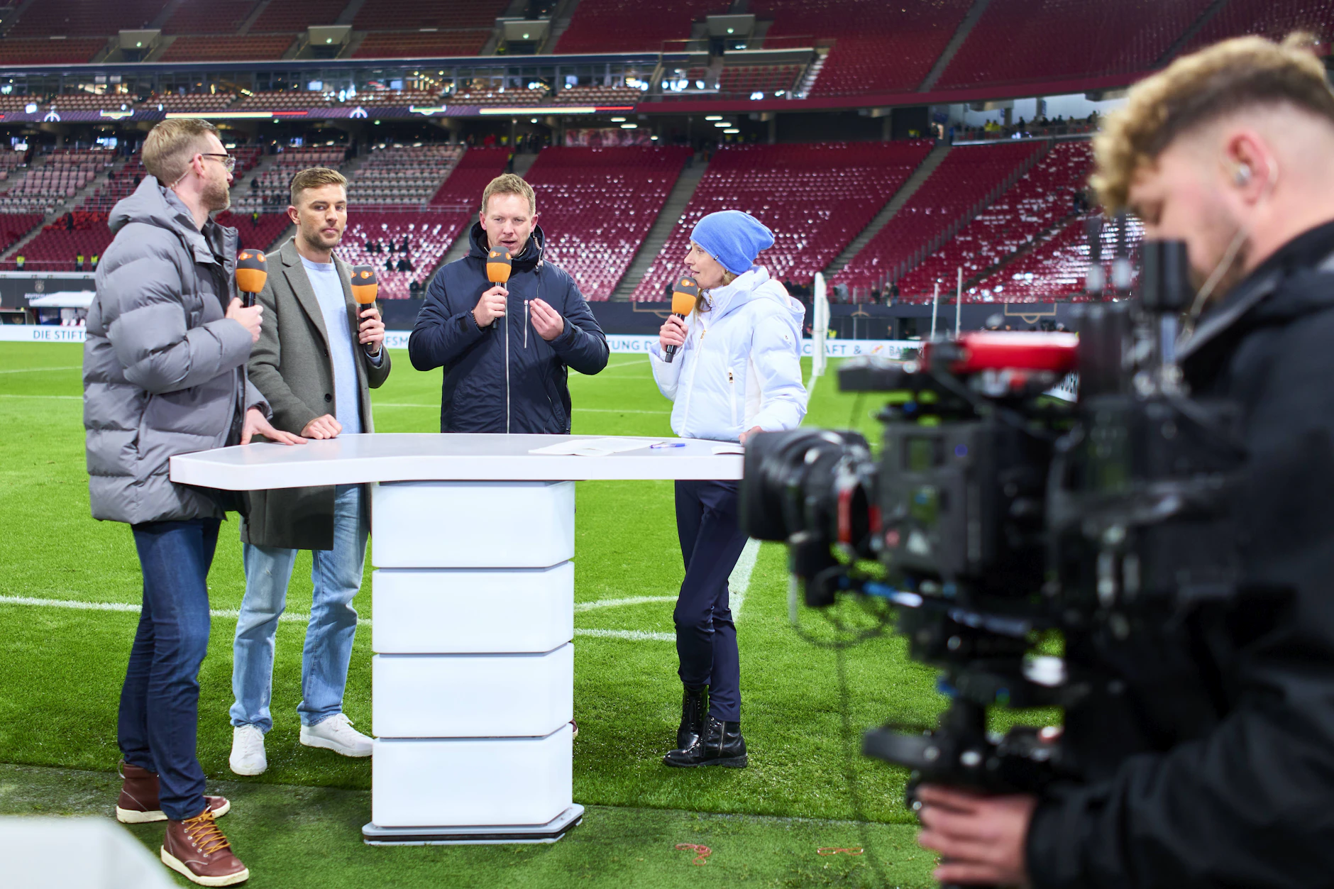Die Spiele der Fußball-WM 2026 werden nicht nur bei ARD und ZDF gezeigt, sondern einige exklusiv nur bei der Telekom. Dafür müssen Fans ein Abo abschließen.
