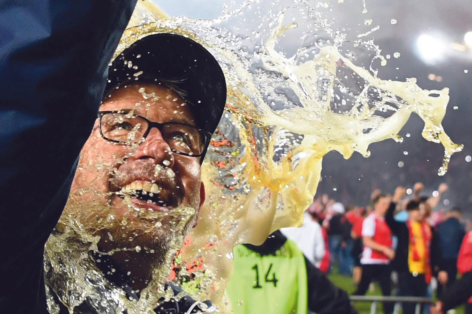 Trainer Urs Fischer von Union bekommt nach dem Spiel gegen Stuttgart eine Bierdusche. Der 1. FC Union hat erstmals den Aufstieg in die Fußball-Bundesliga geschafft. 