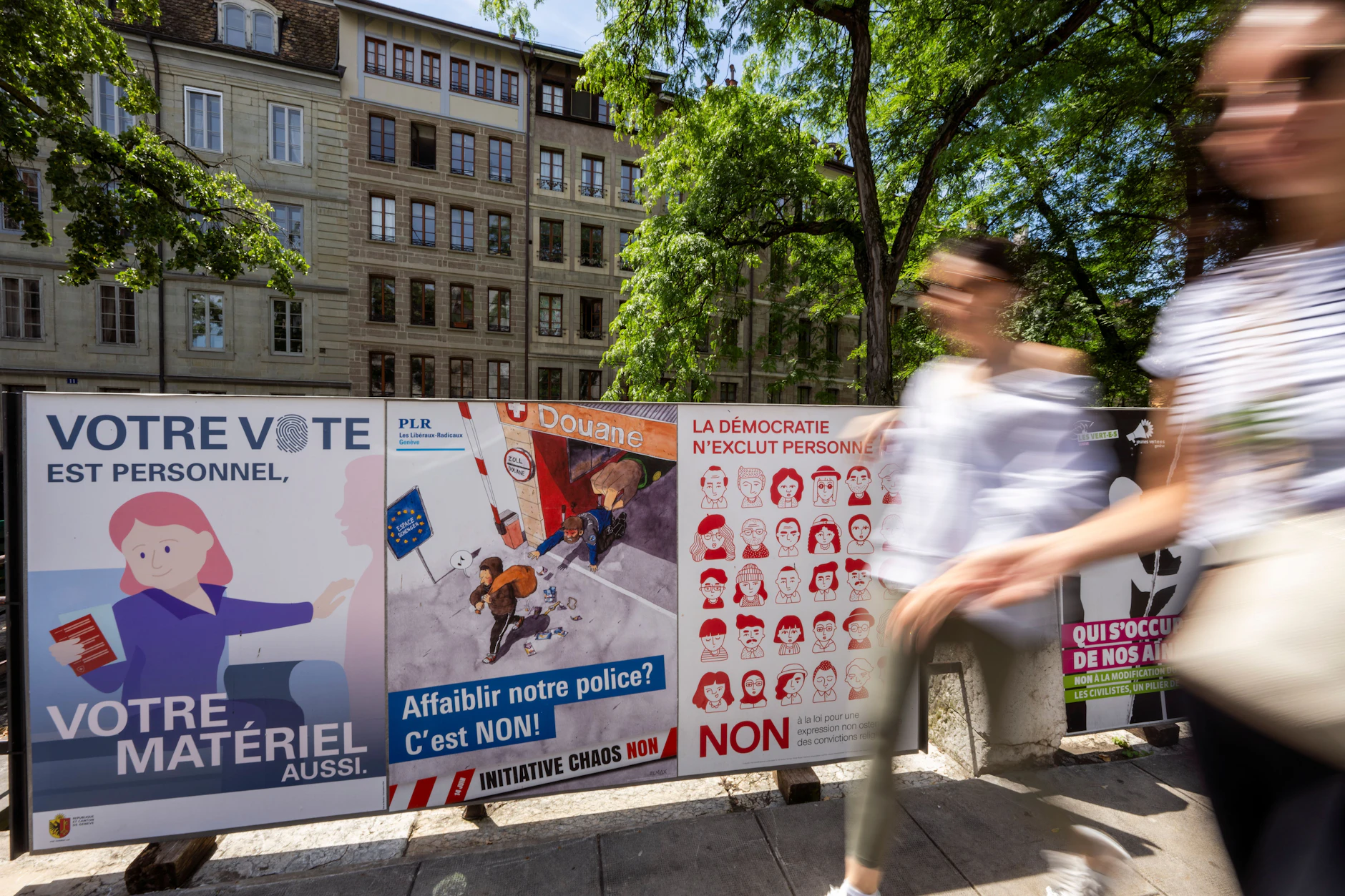 Wahlplakate politischer Parteien und Verbände in Genf. Am 14. Juni 2026 wird in der Schweiz über mehrere Vorlagen abgestimmt, darunter die Volksinitiative „Pas de Suisse à 10 millions !“ (Keine Schweiz mit 10 Millionen Einwohnern).