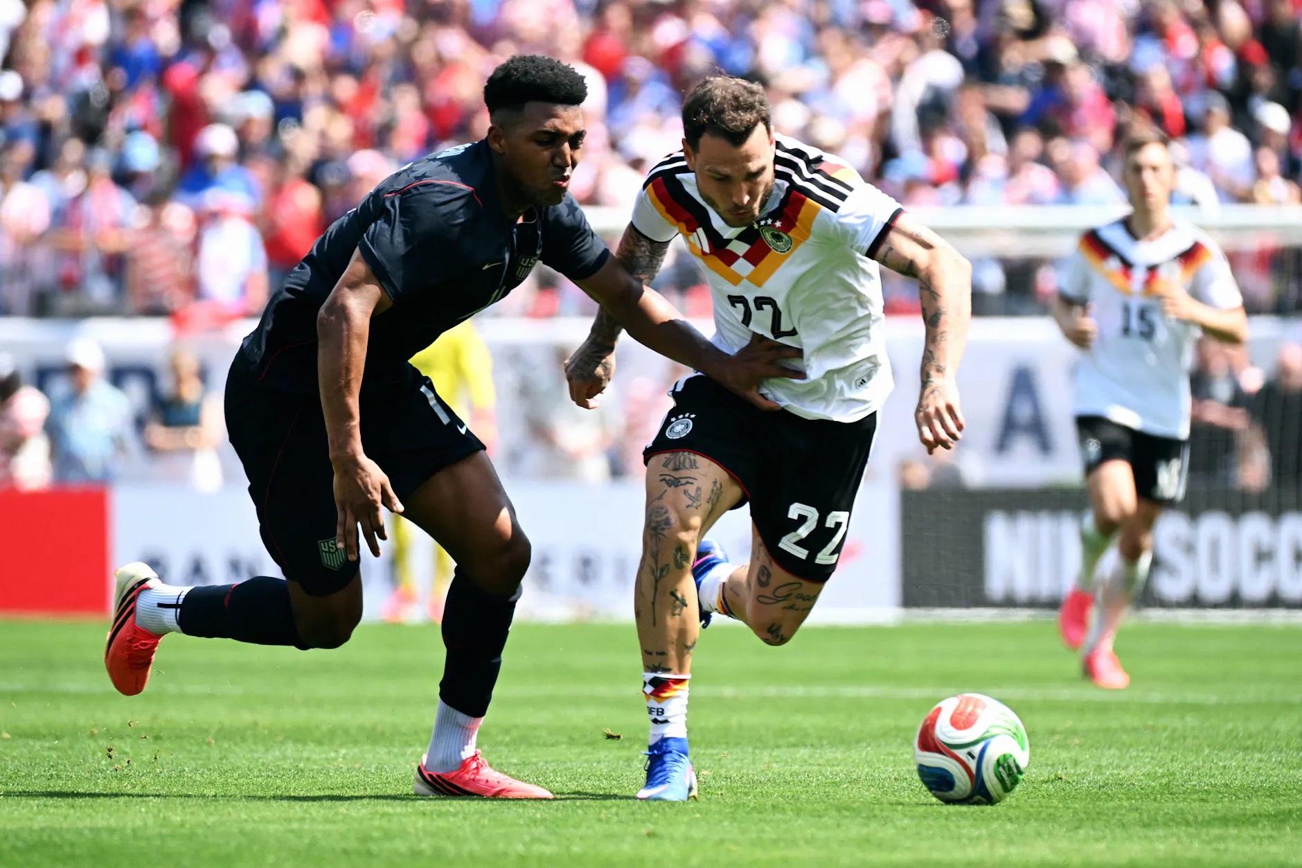 David Raum und Alex Freeman (USA) kämpften Samstagabend bei Testspiel um den Ball.