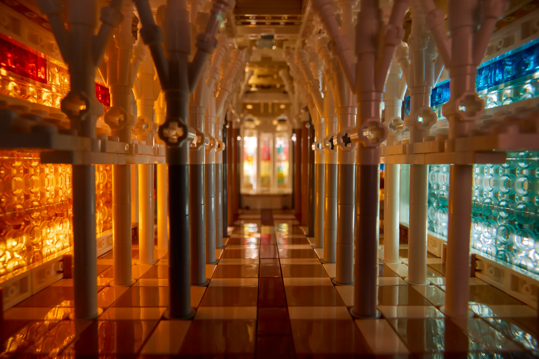 Innenansicht: Der Effekt der farbigen Glasfenster der echten Basilika wird durch transparente Elemente im Lego-Modell eingefangen.
