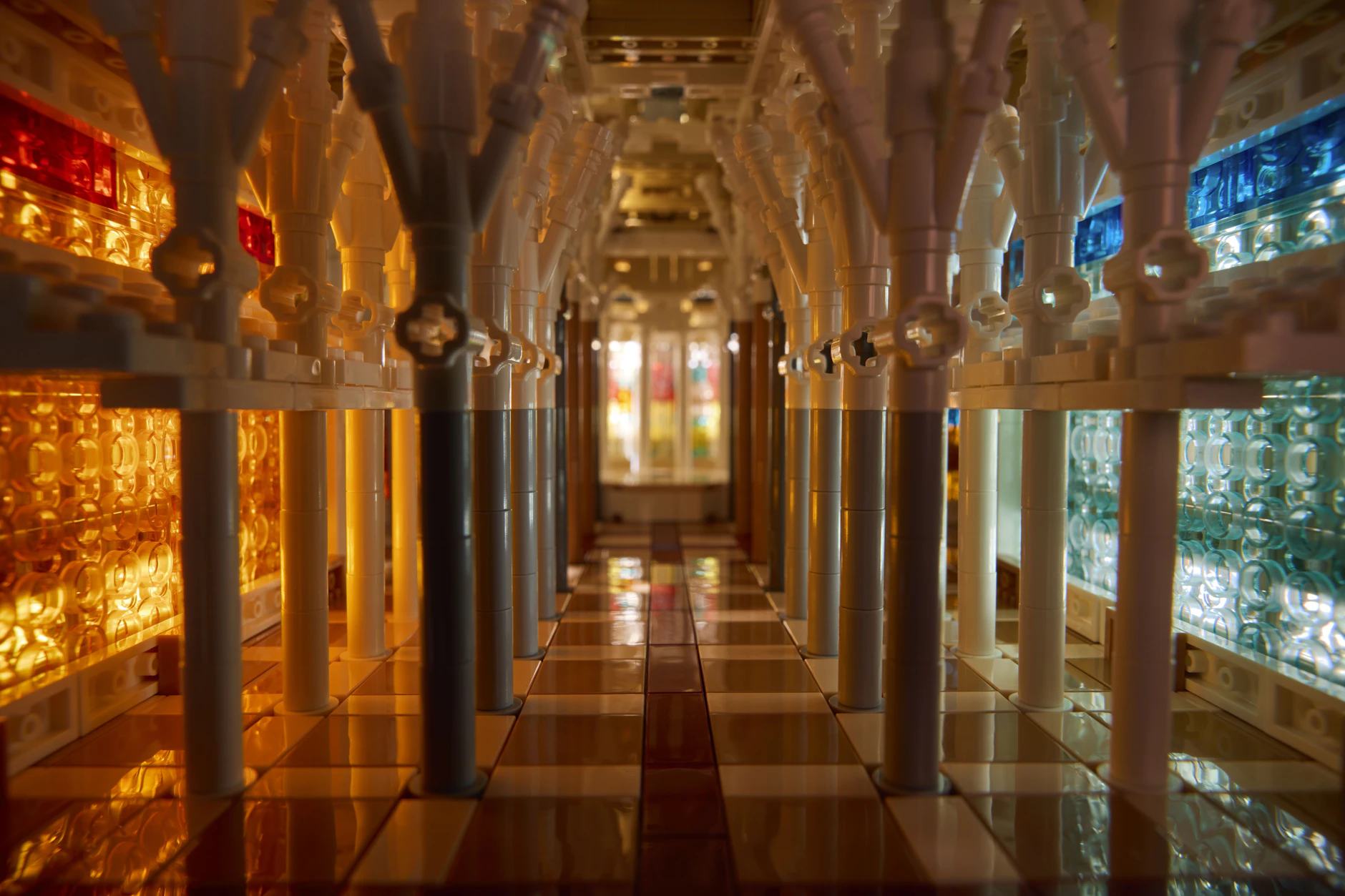 Innenansicht: Der Effekt der farbigen Glasfenster der echten Basilika wird durch transparente Elemente im Lego-Modell eingefangen.