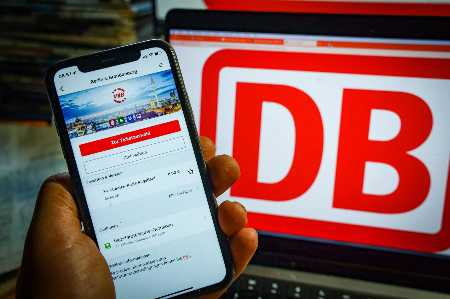 Tickets für die Bahn sind nach dem Kauf noch kurz gesperrt.