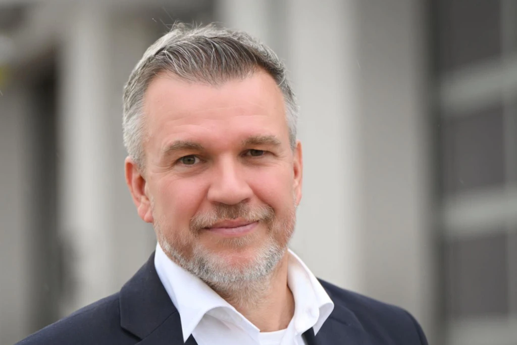 SPD Kandidat und Amtsinhaber Ralf Reinhardt tritt in einer Stichwahl gegen den AfD-Kandidaten an.